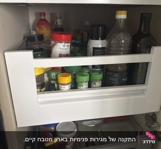 מגירת מטבח עם תבלינים ושמנים שונים